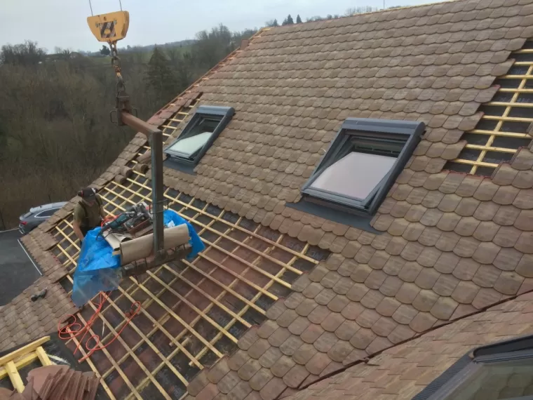 Pose de vélux sur rénovation de charpente et Couverture